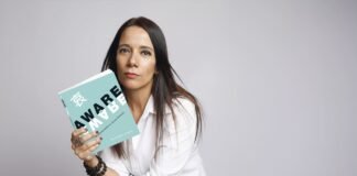 Aware, de Paula Valéria Andrade, explora efemeridade da vida Aware