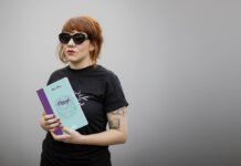 Amarga revela poesia ácida e desmonta máscaras sociais Amarga