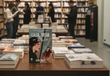 Casa, beija ou mata leva thromance às livrarias do Brasil Casa, beija ou mata